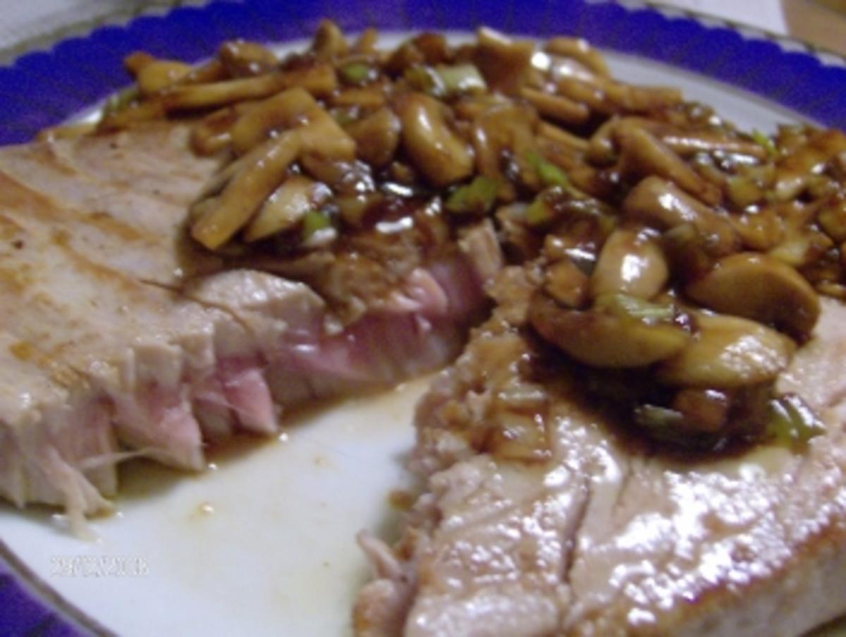 Bilder für Thunfischsteak unter einer Haube von Balsamico-Honig-Champignons - Rezept