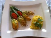Gefüllte Zucchiniblüten mit Safranreis - Rezept