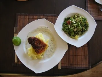 gebratenes Victoriaseebarschfilet mit Kartoffelmus und buntem Salat - Rezept