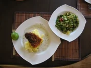 gebratenes Victoriaseebarschfilet mit Kartoffelmus und buntem Salat - Rezept