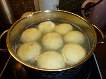 Rezept: Pyzy (Knödel gefüllt mit Fleich und Champignons) in Pilzsoße Bild Nr. 3 Pyzy (Knödel gefüllt mit Fleich und Champignons) in Pilzsoße - Rezept - Bild Nr. 3