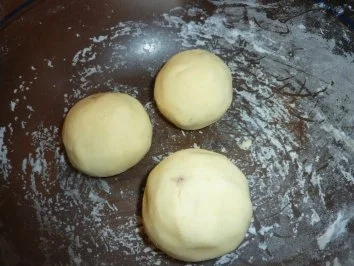 Rezept: Pyzy (Knödel gefüllt mit Fleich und Champignons) in Pilzsoße Bild Nr. 2 Pyzy (Knödel gefüllt mit Fleich und Champignons) in Pilzsoße - Rezept - Bild Nr. 2