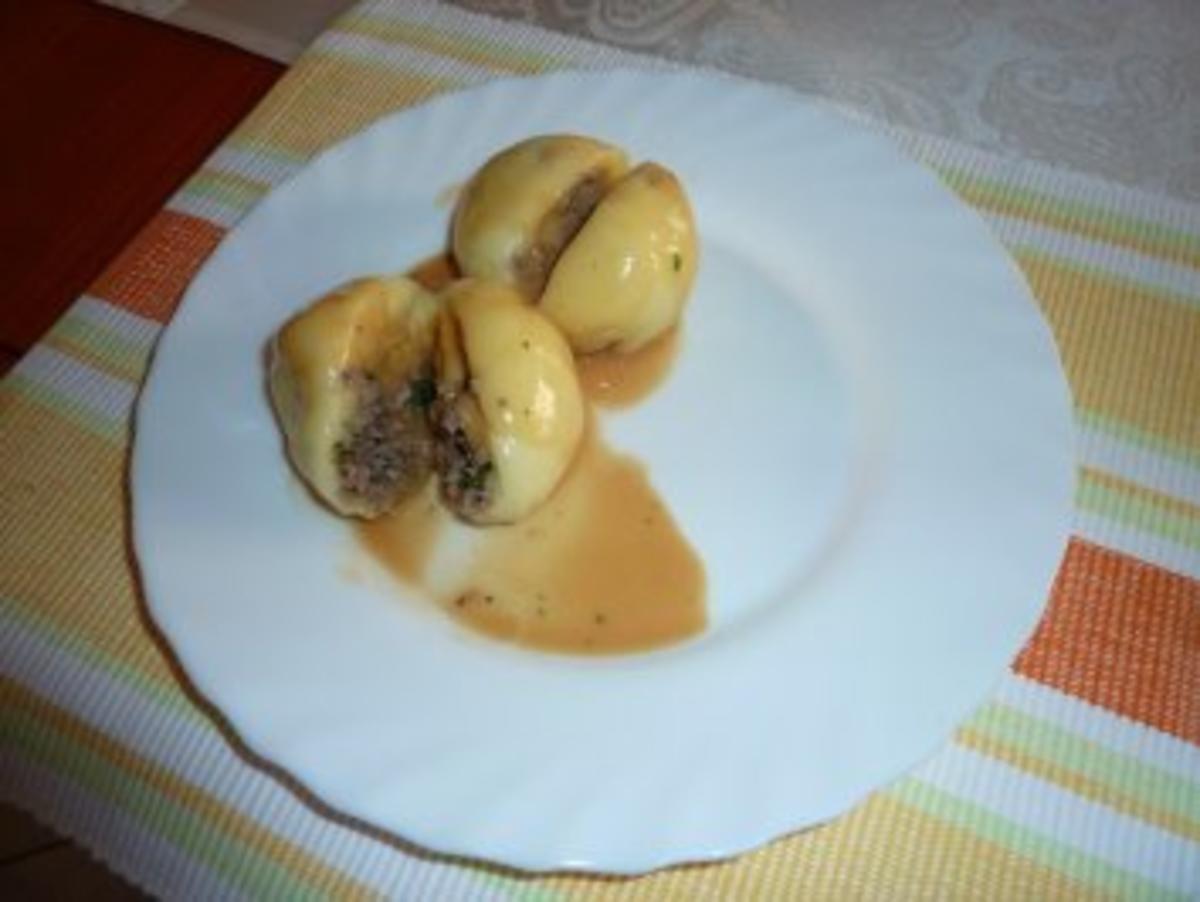 Pyzy (Knödel gefüllt mit Fleich und Champignons) in  Pilzsoße - Rezept