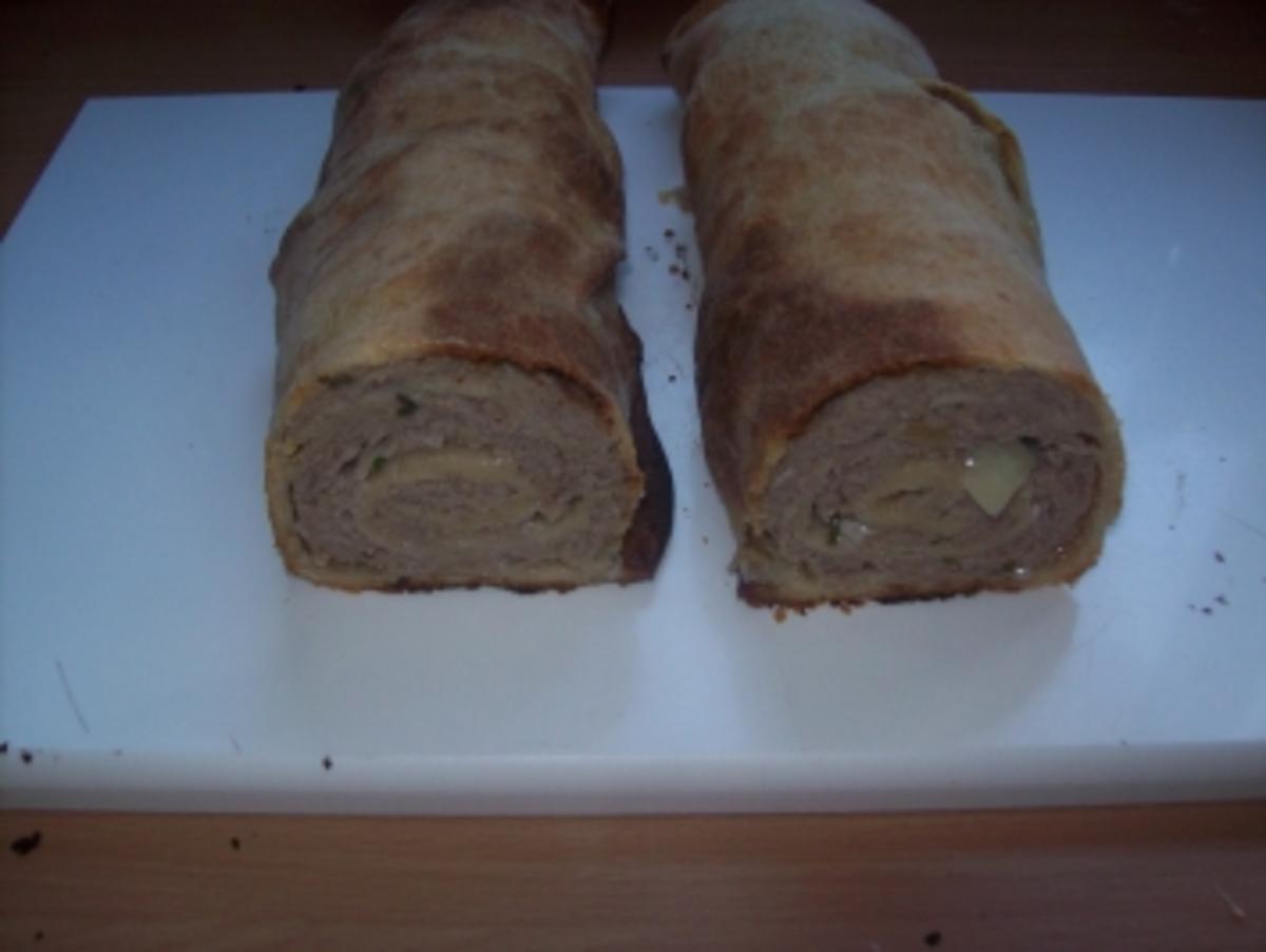 Bouillon mit Hackfleischstrudel - Rezept