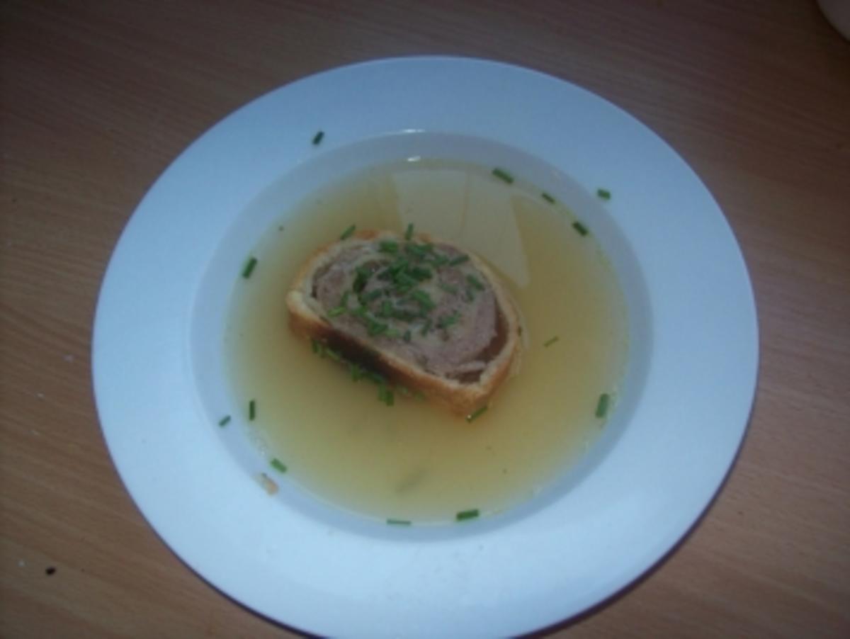 Bouillon mit Hackfleischstrudel - Rezept