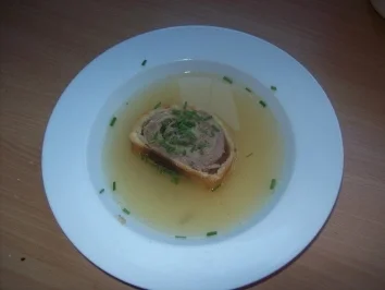 Bouillon mit Hackfleischstrudel - Rezept