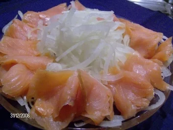 Scheiben von Räucherlachs auf Zwiebeltürmchen (Spiralschneiderrezept) - Rezept