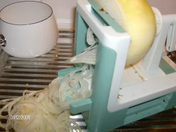 Scheiben von Räucherlachs auf Zwiebeltürmchen (Spiralschneiderrezept) - Rezept - Bild Nr. 2