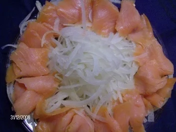 Scheiben von Räucherlachs auf Zwiebeltürmchen (Spiralschneiderrezept) - Rezept - Bild Nr. 3