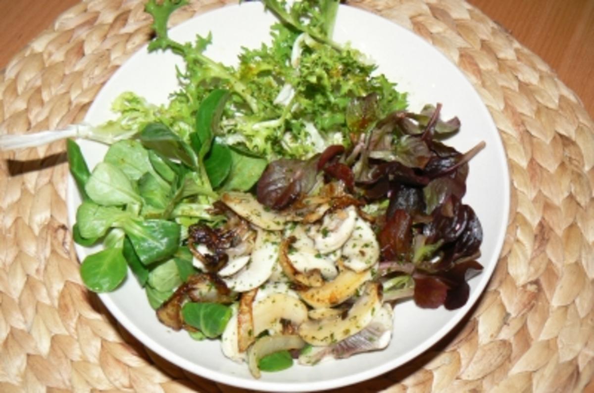 Winterlicher Salat mit gebratenen Champignons - Rezept