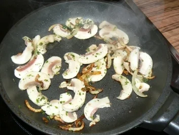 Winterlicher Salat mit gebratenen Champignons - Rezept