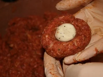 Frikadellen  (gefüllt) - Rezept