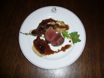 Rehfilet in Vanille mit Talern vom Pfifferlingsknödel an Blaubeersoße - Rezept