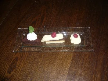 Rezept: Geometrie aus Schokolade - Mousse, Schokoschaum und Mandelecke Geometrie aus Schokolade - Mousse, Schokoschaum und Mandelecke - Rezept