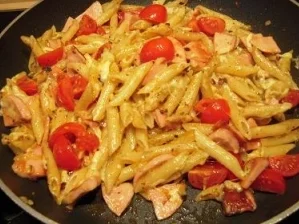 Nudelpfanne mit Fleischwurst, Tomaten und Gorgonzola - Rezept