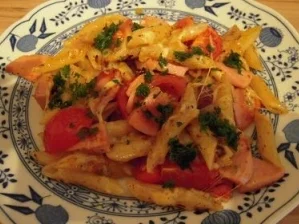 Nudelpfanne mit Fleischwurst, Tomaten und Gorgonzola - Rezept