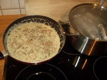 Semmelknödelscheiben selbstgemacht  mit Pfifferling-Sahne - Rezept