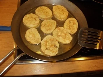 Semmelknödelscheiben selbstgemacht  mit Pfifferling-Sahne - Rezept