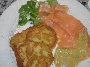 Räucherlachs mit Honig-Senf-Dill-Sauce und Reibekuchen - Rezept