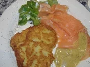 Rezept: Räucherlachs mit Honig-Senf-Dill-Sauce und Reibekuchen Räucherlachs mit Honig-Senf-Dill-Sauce und Reibekuchen - Rezept