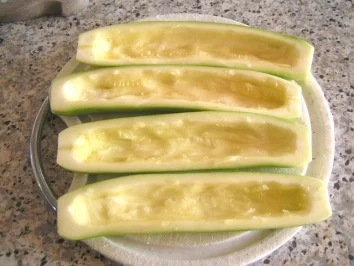 Zucchini mit Gemüse-Fleisch-Füllung mit Käse überbacken - Rezept