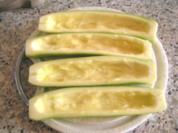 Zucchini mit Gemüse-Fleisch-Füllung mit Käse überbacken - Rezept