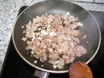 Zucchini mit Gemüse-Fleisch-Füllung mit Käse überbacken - Rezept