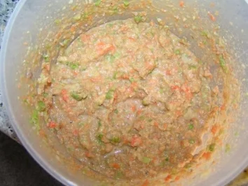 Zucchini mit Gemüse-Fleisch-Füllung mit Käse überbacken - Rezept