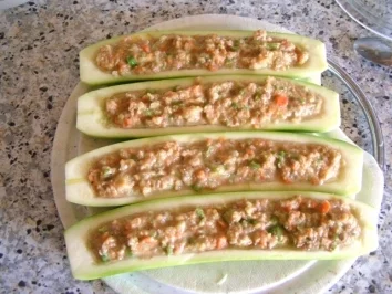 Zucchini mit Gemüse-Fleisch-Füllung mit Käse überbacken - Rezept