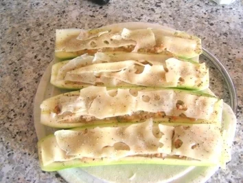 Zucchini mit Gemüse-Fleisch-Füllung mit Käse überbacken - Rezept