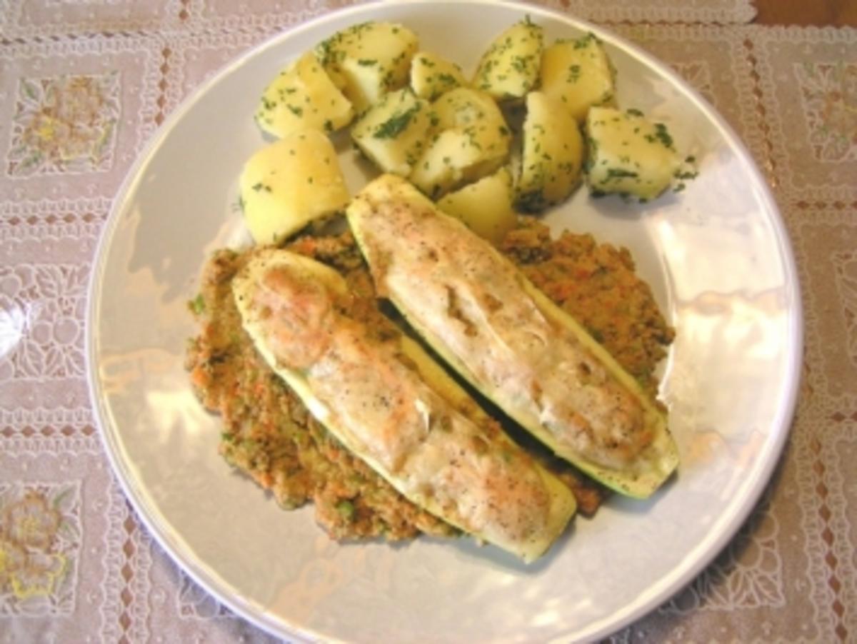Zucchini mit Gemüse-Fleisch-Füllung mit Käse überbacken - Rezept