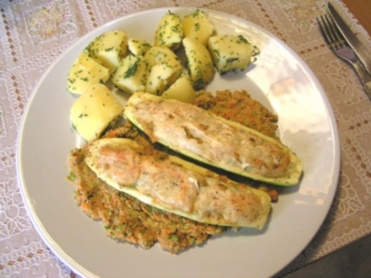 Zucchini mit Gemüse-Fleisch-Füllung mit Käse überbacken - Rezept