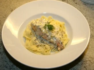 Lachs in Weißweinsoße mit Tagliatelle - Rezept