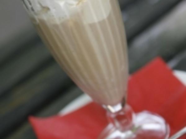 Eisschokolade mit Vollmilch, kalt und Kakaopulver - Rezept mit Bild ...