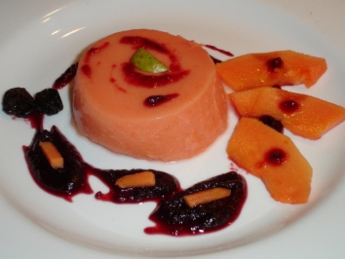 Papaya-Creme-Dessert mit Cranberry-Sauce - Rezept - kochbar.de