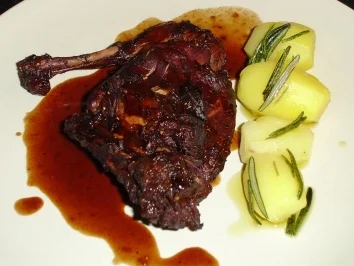 Kaninchen mit getrockneten Pflaumen und Rosinen in Rotweinsauce - Rezept