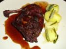 Kaninchen mit getrockneten Pflaumen und Rosinen in Rotweinsauce - Rezept