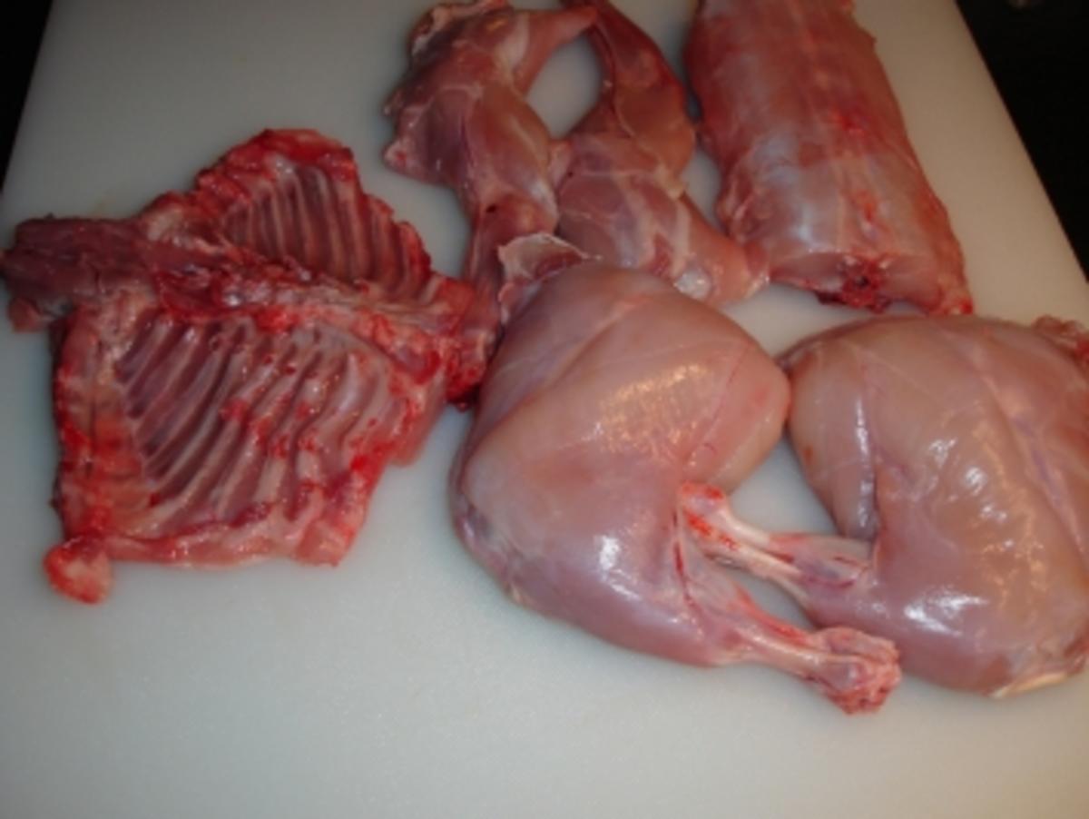 Kaninchen mit getrockneten Pflaumen und Rosinen in Rotweinsauce - Rezept - Bild Nr. 2