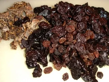 Kaninchen mit getrockneten Pflaumen und Rosinen in Rotweinsauce - Rezept - Bild Nr. 3