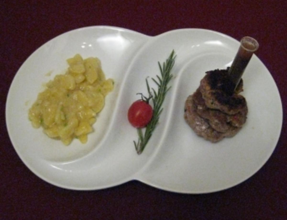 Bilder für Fleischküchle nach Art des Hauses neben lauwarmem Kartoffelsalat - Rezept