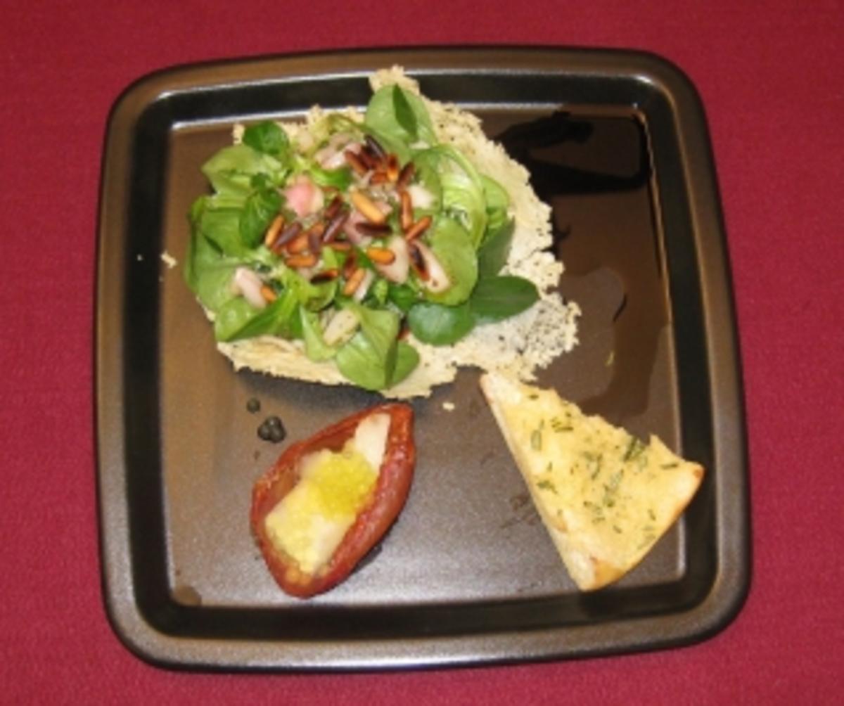Feldsalat im Parmesan-Körbchen mit Serranochips und Melonenkaviar - Rezept