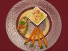 Rezept: Basilikum-Putenroulade mit Kartoffel-Tomaten-Gratin und glasierten Babykarotten Basilikum-Putenroulade mit Kartoffel-Tomaten-Gratin und glasierten Babykarotten - Rezept