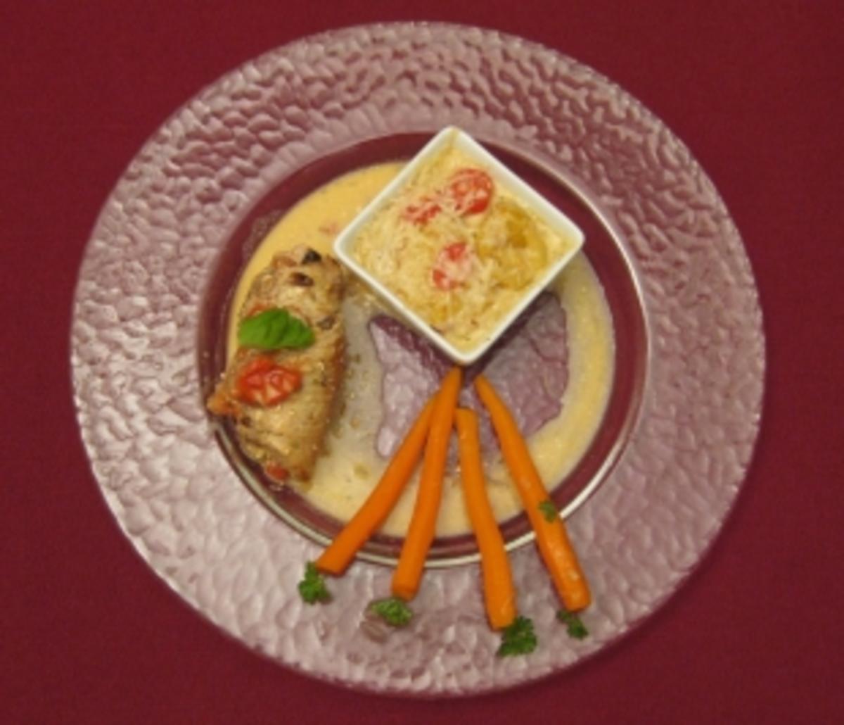 Bilder für Basilikum-Putenroulade mit Kartoffel-Tomaten-Gratin und glasierten Babykarotten - Rezept