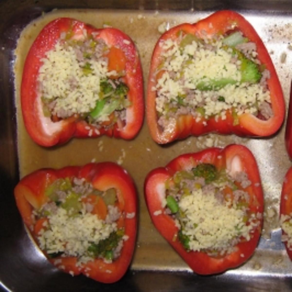Paprika mit Gemüse- Hack- Füllung - Rezept