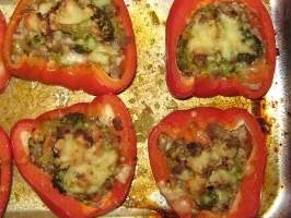 Paprika mit Gemüse- Hack- Füllung - Rezept