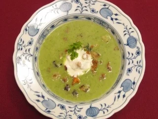 Rezept: Brokkolisuppe mit Creme-fraiche-Schaum Brokkolisuppe mit Creme-fraiche-Schaum - Rezept
