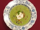 Brokkolisuppe mit Creme-fraiche-Schaum - Rezept