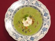 Brokkolisuppe mit Creme-fraiche-Schaum - Rezept