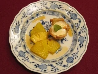 Karamellisierte Ananas mit Rumcreme - Rezept