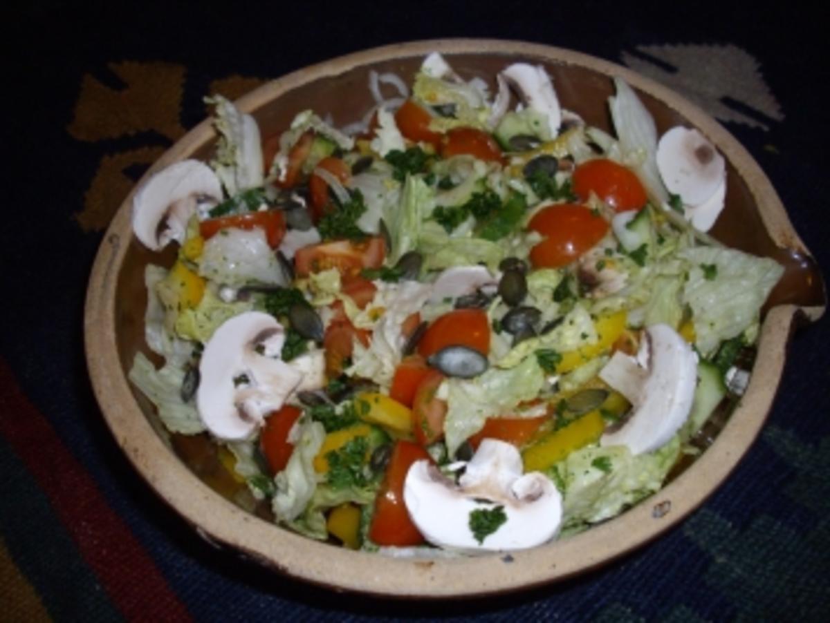 Bauernsalat mit Eisbergsalat und Peperoni eingelegt - Rezept mit Bild ...